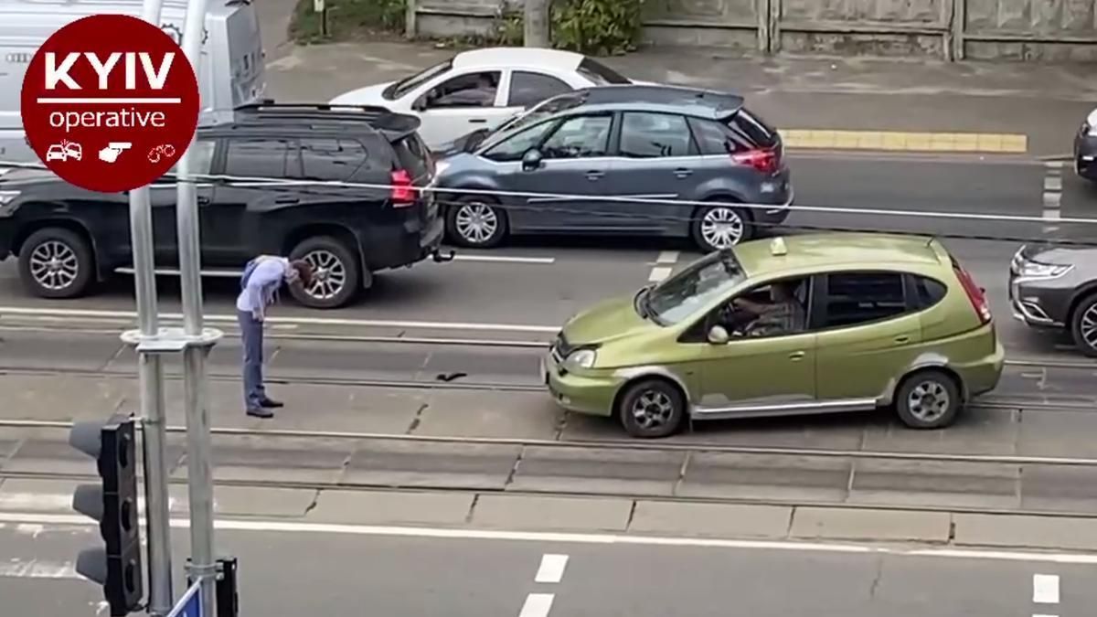 Объезжал затор по трамвайным путям: киевский таксист сбил школьника на переходе