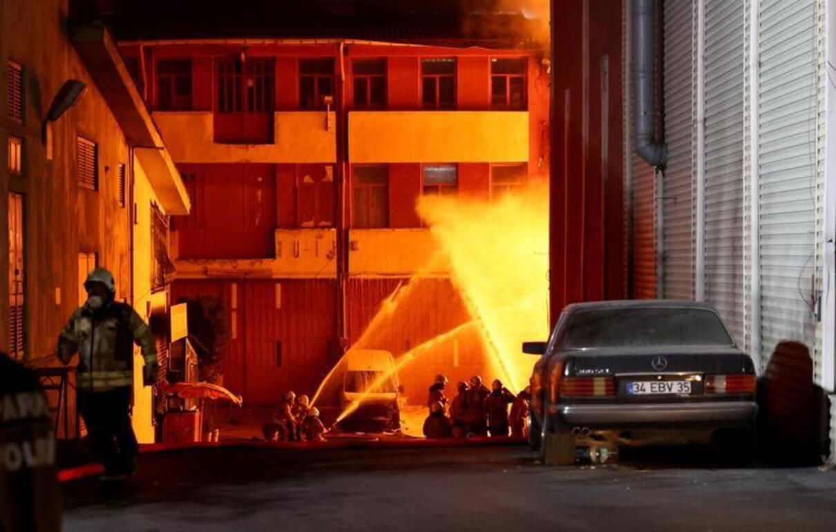 В Стамбуле на химическом заводе вспыхнул масштабный пожар: жуткое видео В Стамбуле на химическом заводе вспыхнул масштабный пожар: жуткое видео