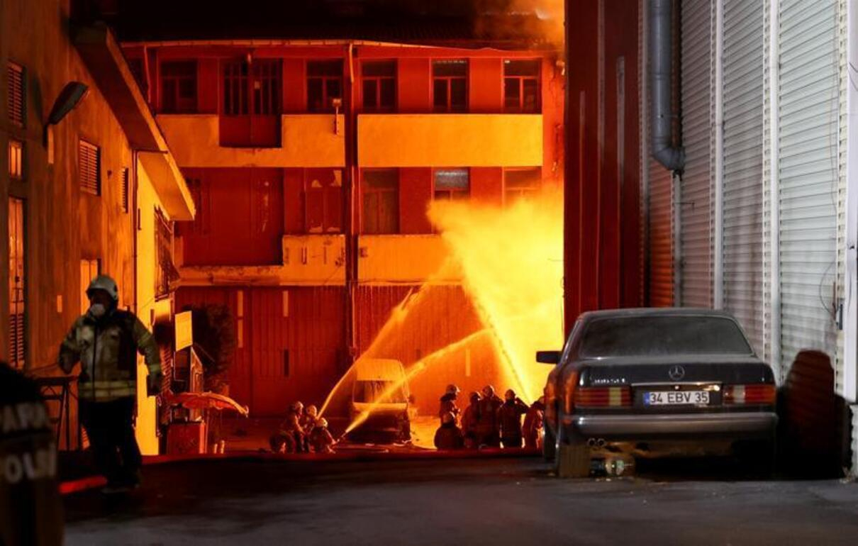 В Стамбуле на химическом заводе вспыхнул масштабный пожар: жуткое видео