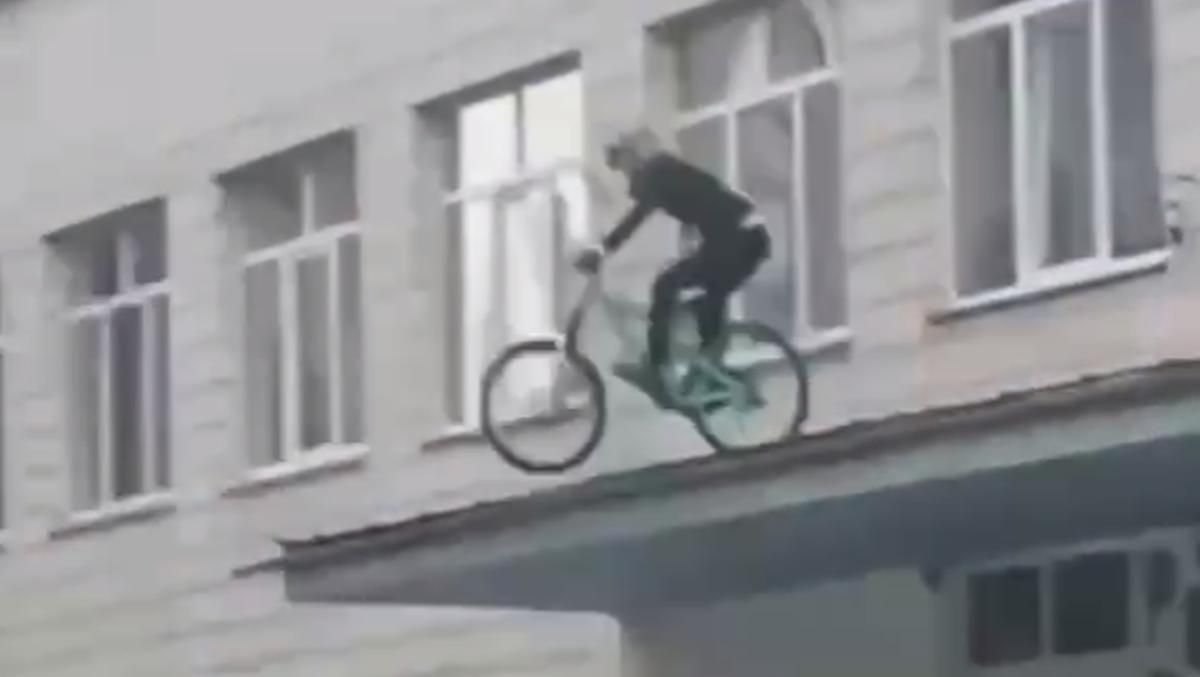 Київській учень впав з козирка школи під час катання на велосипеді: епічне відео - Київ Київській учень впав з козирка школи під час катання на велосипеді: епічне відео - Київ