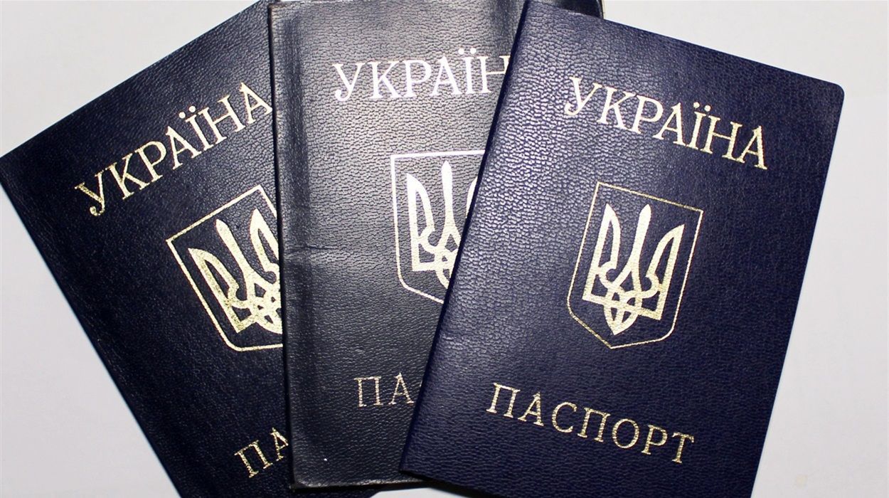 Правительство упростило оформление паспортов для молодежи и переселенцев