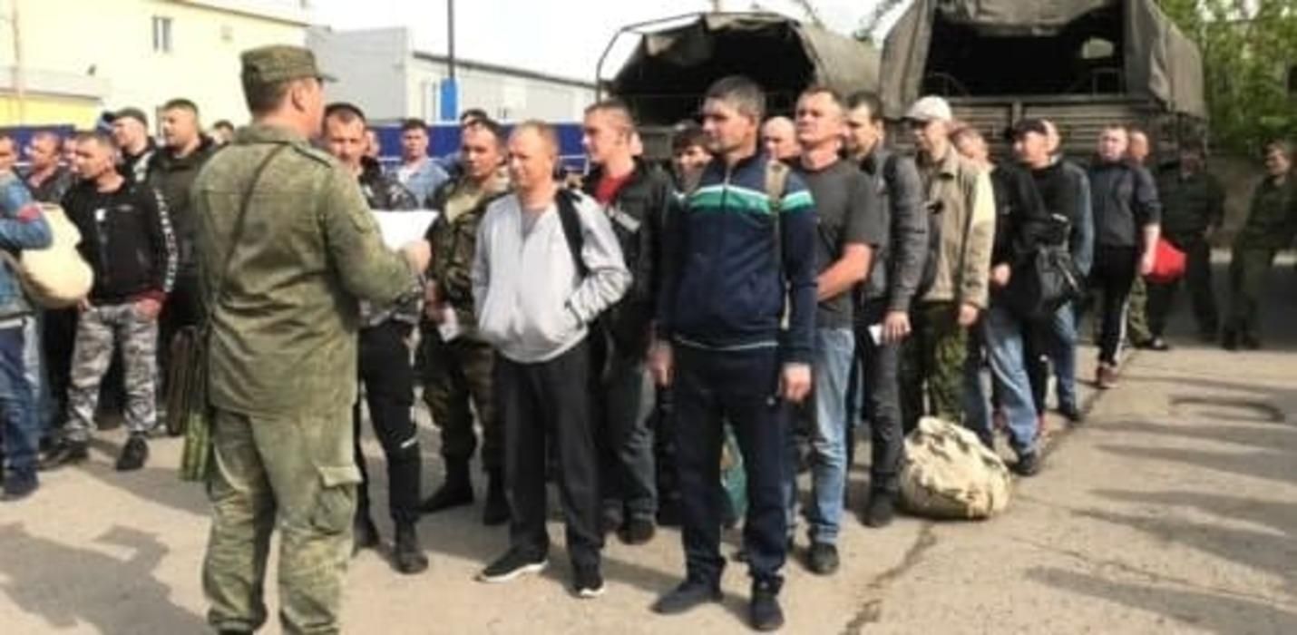 Под дулом автоматов: оккупанты на Донбассе силой доставляют мужчин в "военкоматы"