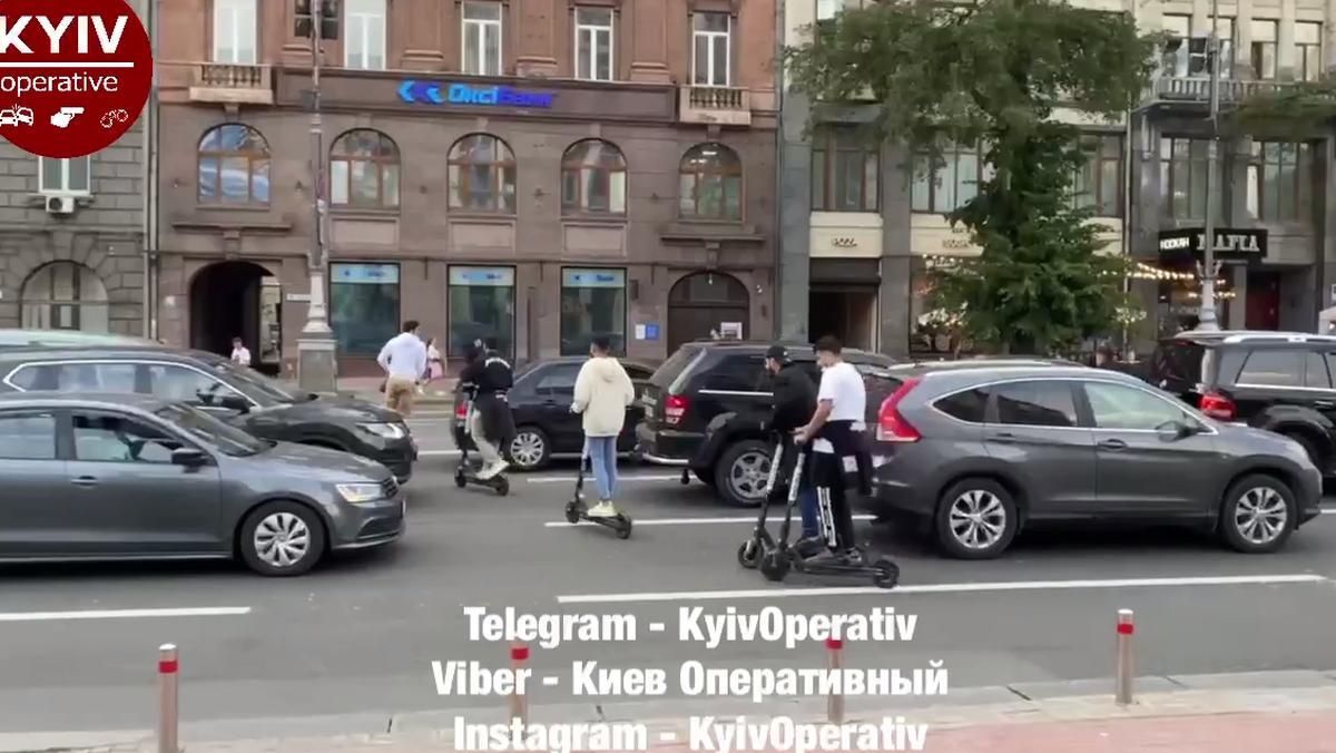 На Крещатике в Киеве люди на электросамокатах массово ездят через 8 полос: жуткое видео