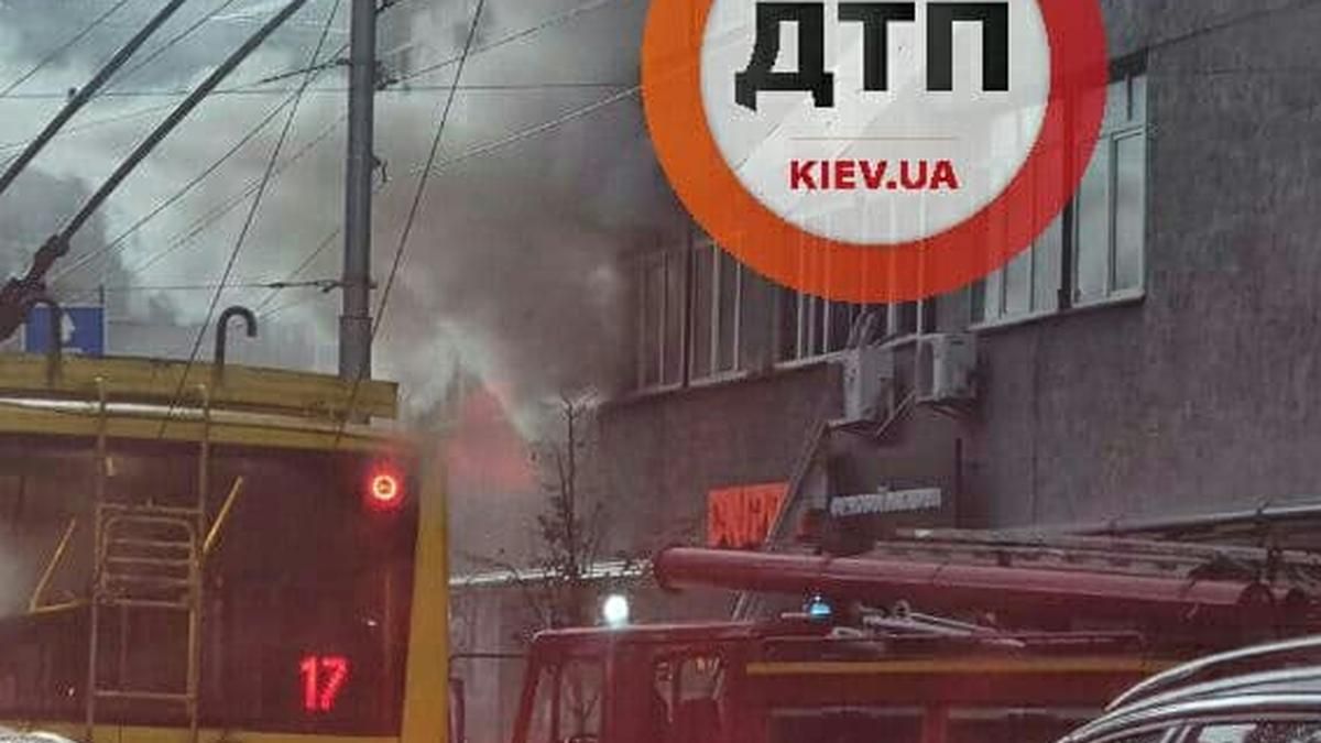 У центрі Києва палає будівля коледжу зв'язку: жахливе відео - Новини Києва - Київ