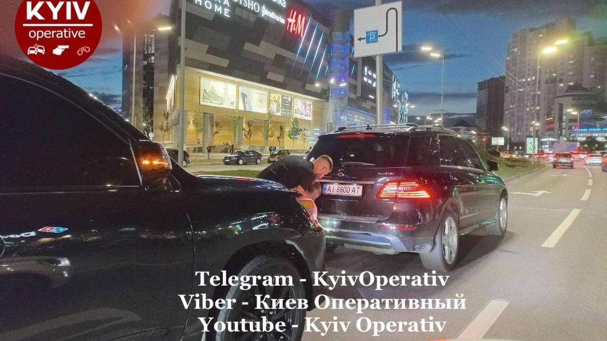 Постійно порушував правила: у Києві водій елітного Lexus влетів у Mercedes – обурливі відео - Київ