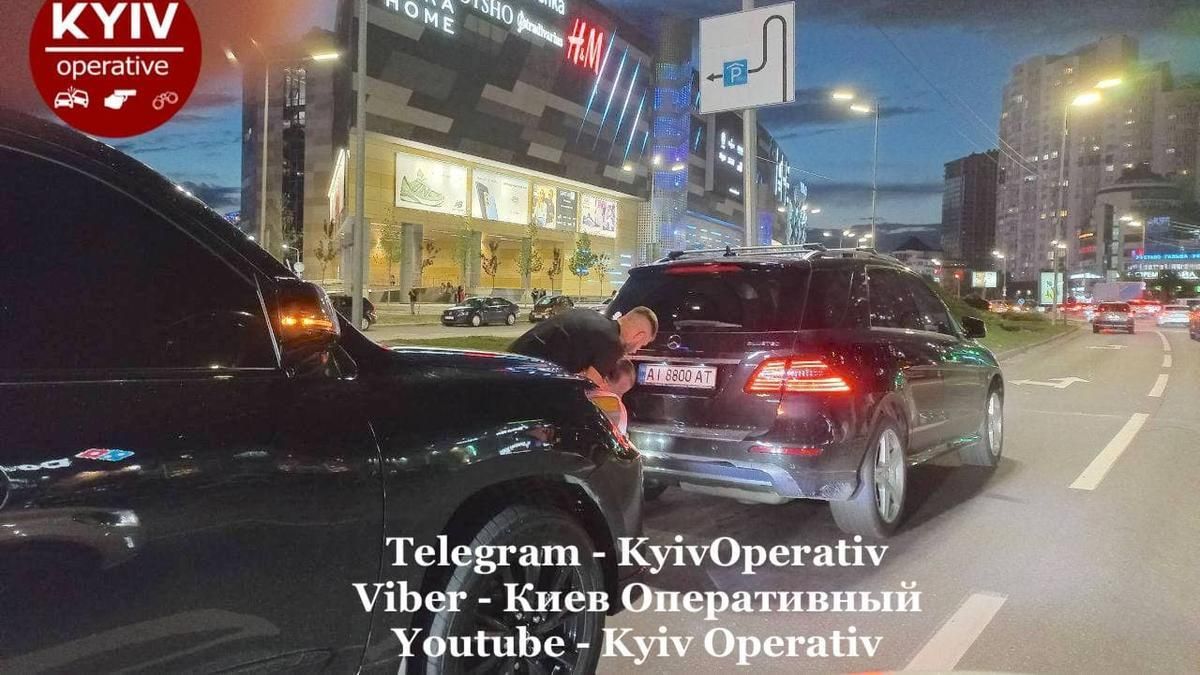 Постійно порушував правила: у Києві водій елітного Lexus влетів у Mercedes – обурливі відео - Київ Постійно порушував правила: у Києві водій елітного Lexus влетів у Mercedes – обурливі відео - Київ