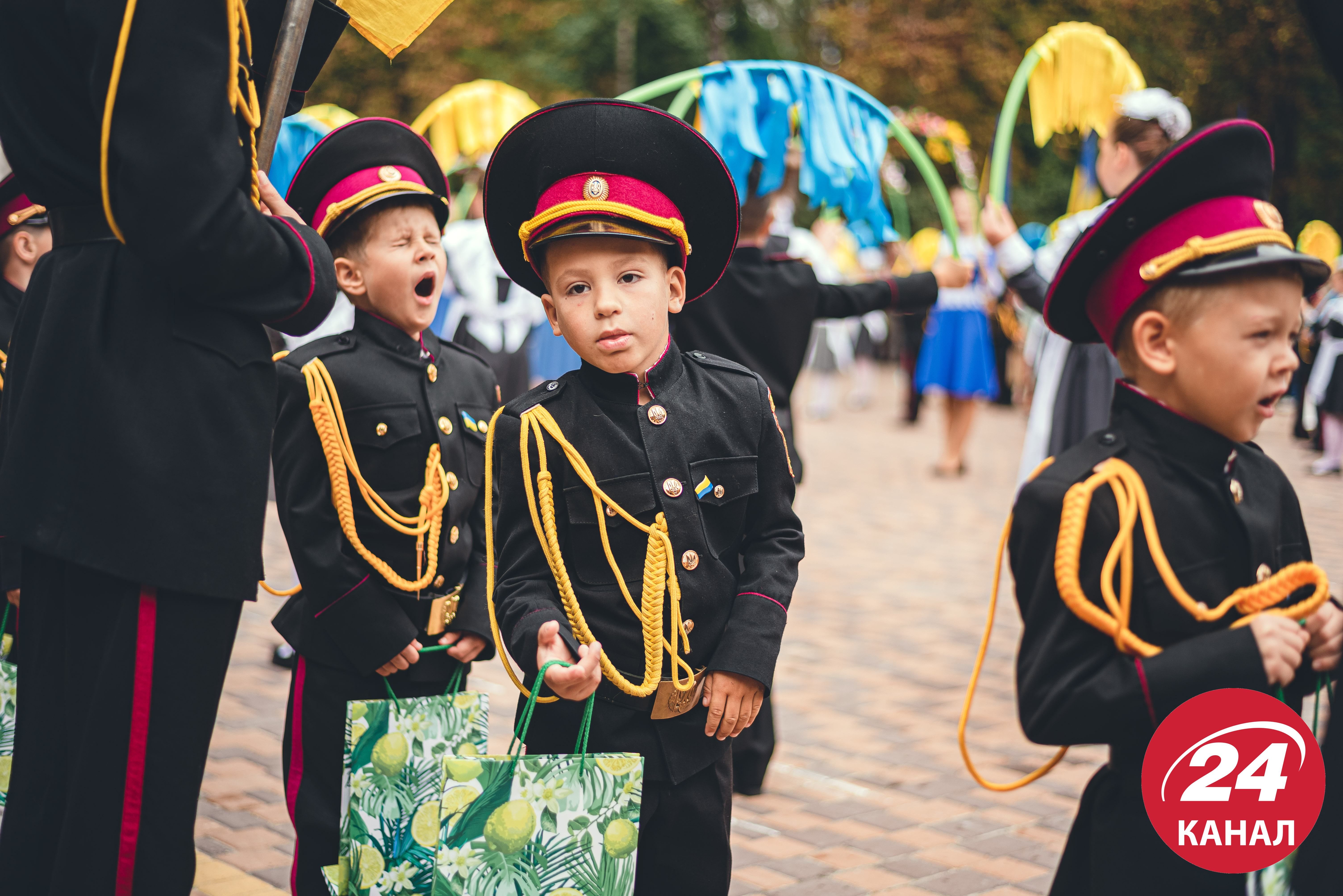Кадети та панянки під час 1 вересня в ліцеї-інтернаті № 23 - 24 канал Кадети та панянки під час 1 вересня в ліцеї-інтернаті № 23 - 24 канал