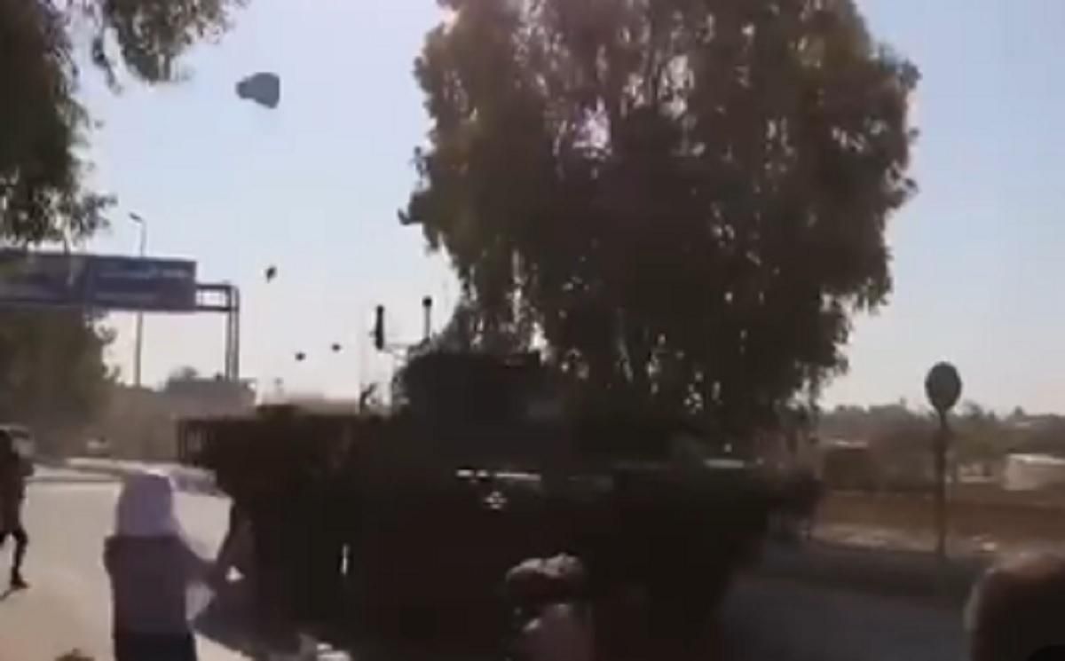 Курди в Сирії закидали камінням російських військових: відео розлюченого натовпу - Новини росії - 24 Канал
