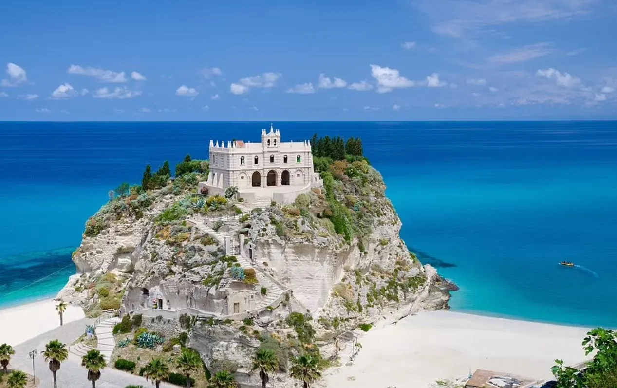 Монастир біля пляжу в Тропеа Монастир біля пляжу в Тропеа
