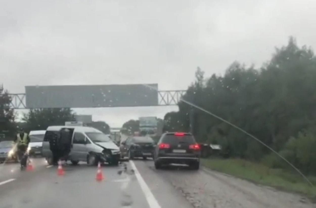 Возле Львова произошло крупное ДТП: авто вылетело в кювет, пострадала пассажирка