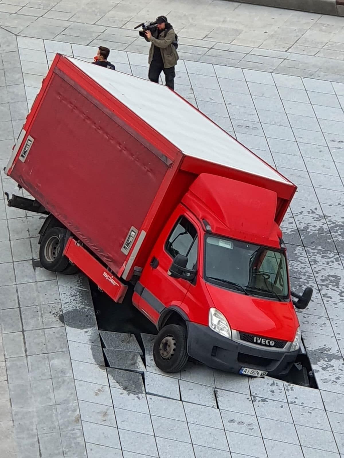 Грузовик провалился в новый фонтан в центре Киева, который открыли только день назад Грузовик провалился в новый фонтан в центре Киева, который открыли только день назад