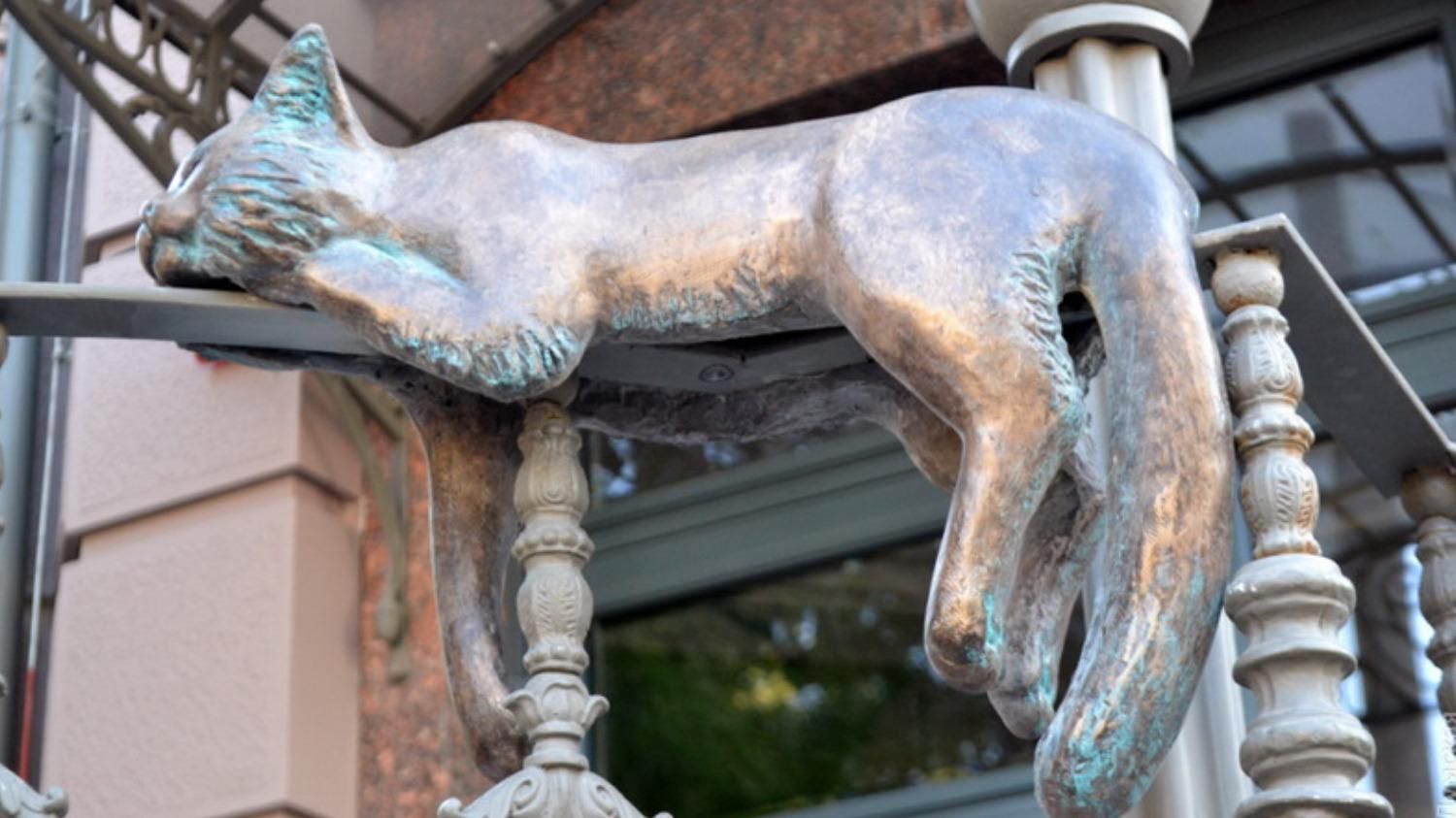 На краю даху та за планшетом: де в Одесі можна знайти незвичайні скульптури котів - Свіжі новини Одеси - Pets На краю даху та за планшетом: де в Одесі можна знайти незвичайні скульптури котів - Свіжі новини Одеси - Pets