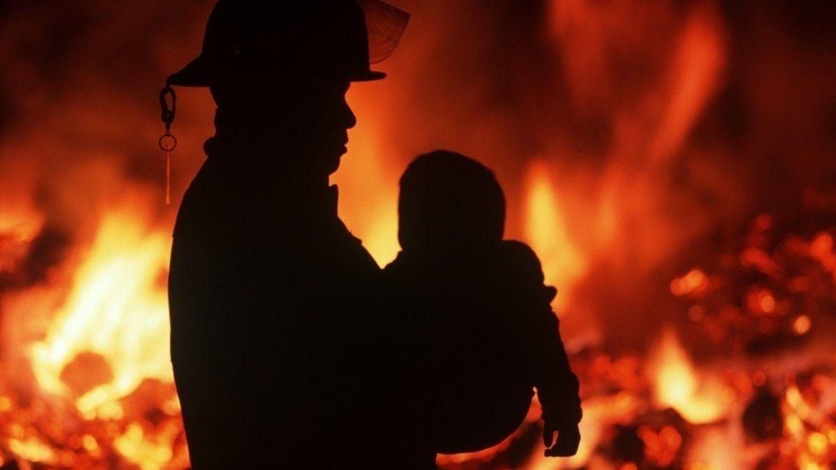 Мать закрыла на ключ: в пожаре на Днепропетровщине погибли 2 ребенка