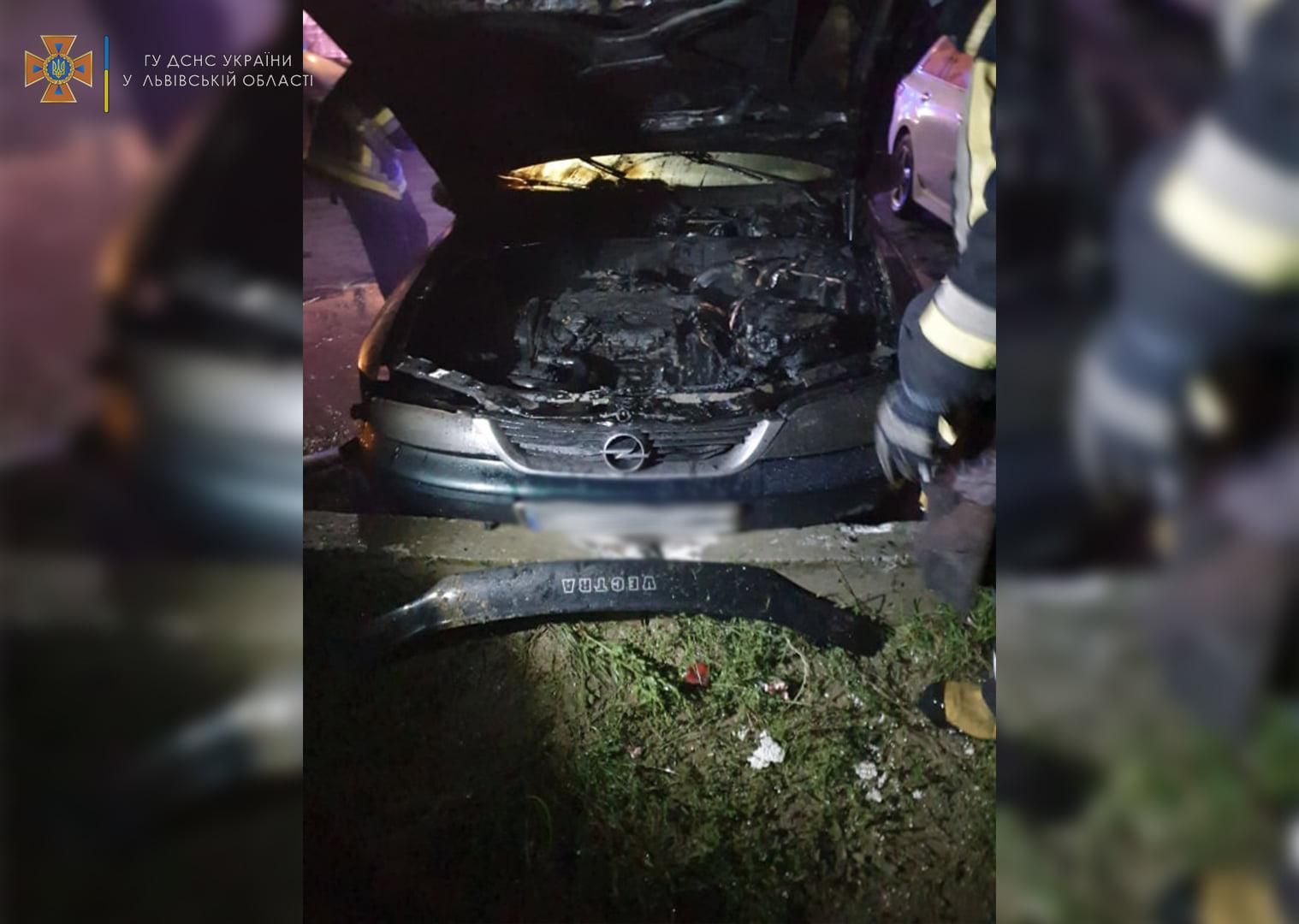 На Львовщине дотла сгорела припаркованная машина: фото с места пожара