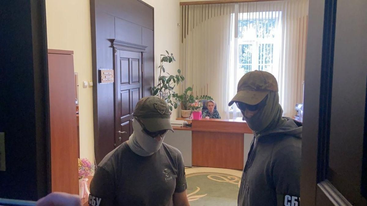 СБУ прийшла з обшуками в Полтавську міську раду - Новини Полтава - 24 Канал СБУ прийшла з обшуками в Полтавську міську раду - Новини Полтава - 24 Канал