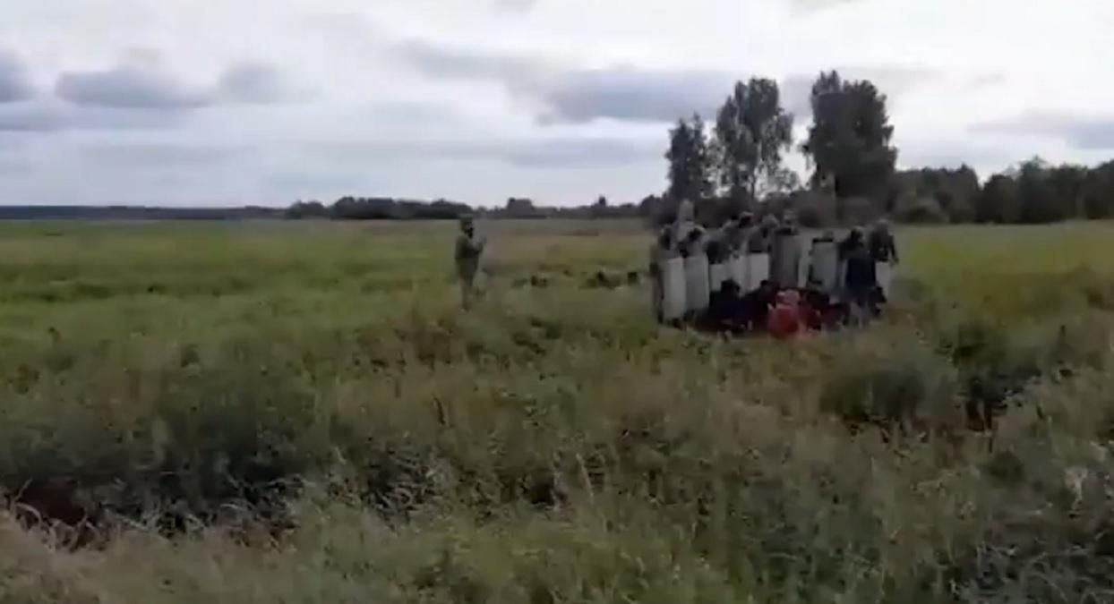Білорусь змушує мігрантів переходити кордон з ЄС: прикордонники Литви оприлюднили відео - 24 Канал Білорусь змушує мігрантів переходити кордон з ЄС: прикордонники Литви оприлюднили відео - 24 Канал