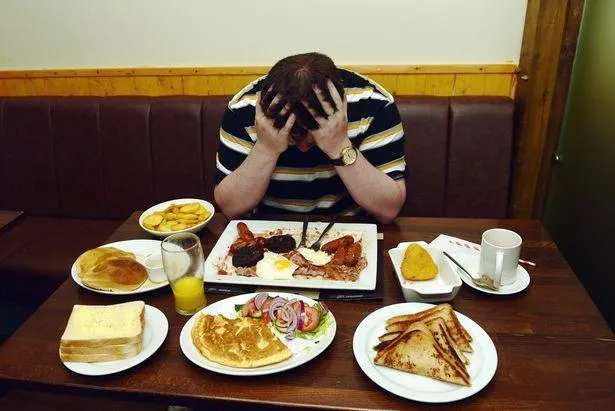 Мужчина пытался съесть завтрак на 8000 калорий