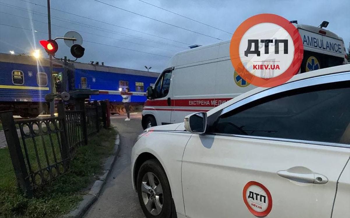 Перебегал дорогу в запрещенном месте: в Киеве поезд сбил мужчину насмерть – видео с места Перебегал дорогу в запрещенном месте: в Киеве поезд сбил мужчину насмерть – видео с места