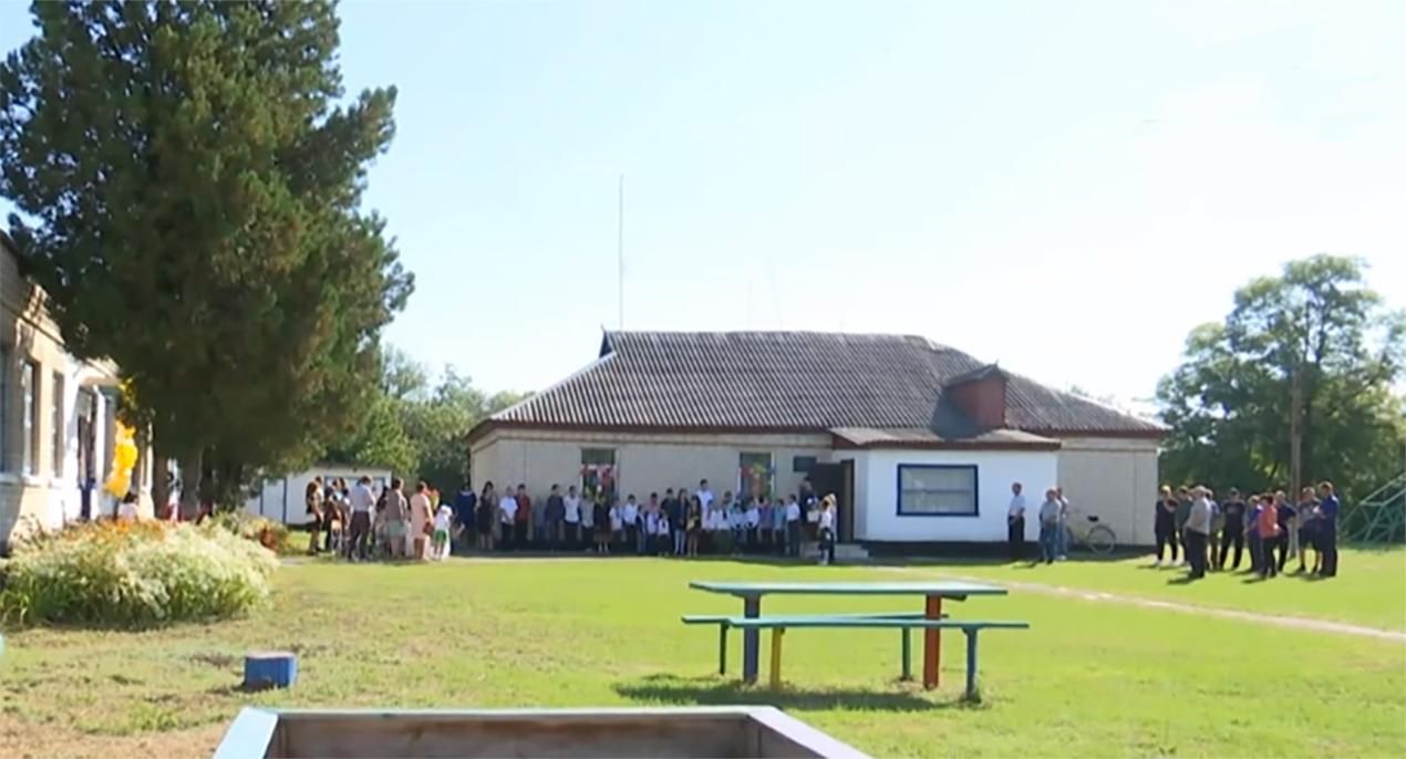 На Полтавщине дети пришли в школу, которой юридически не существует На Полтавщине дети пришли в школу, которой юридически не существует