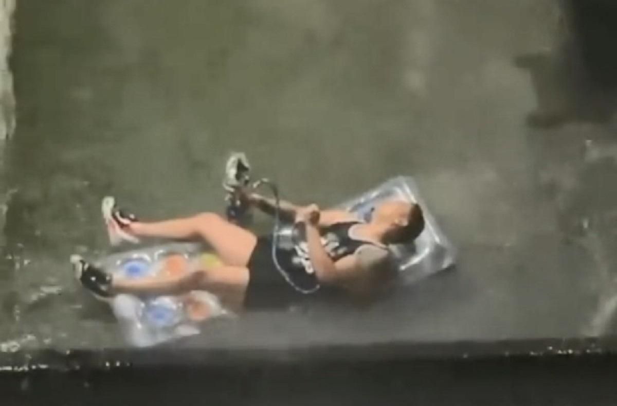 Американец встретил ураган "Ида" с кальяном и на надувном матрасе: эпическое видео Американец встретил ураган "Ида" с кальяном и на надувном матрасе: эпическое видео