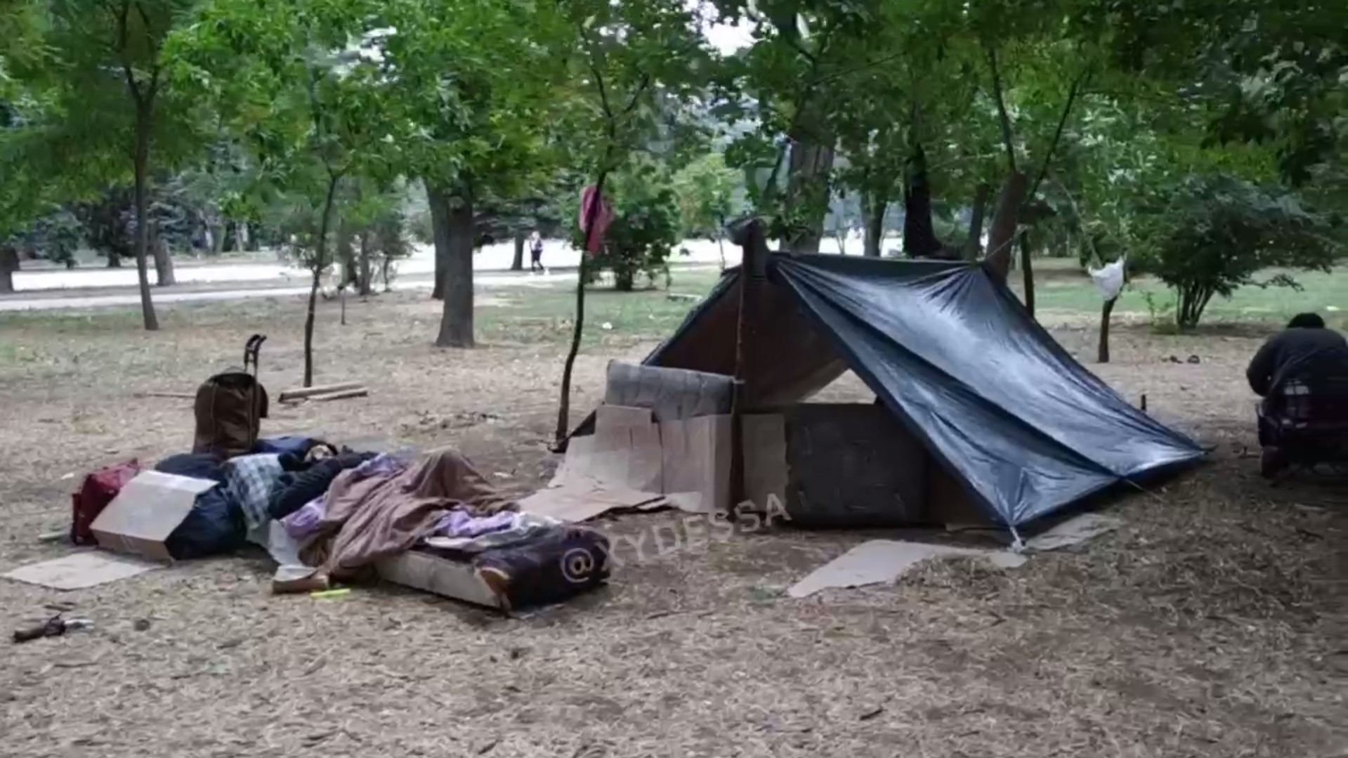 В центре Одессы поселились ромы: сделали шатер и поставили матрасы – видео этого "поселения"