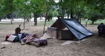 В центре Одессы поселились ромы: сделали шатер и поставили матрасы – видео этого "поселения"