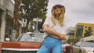 Как разбавить обыденный образ яркими брюками: захватывающий образ от блондинки Эльзы Хоск