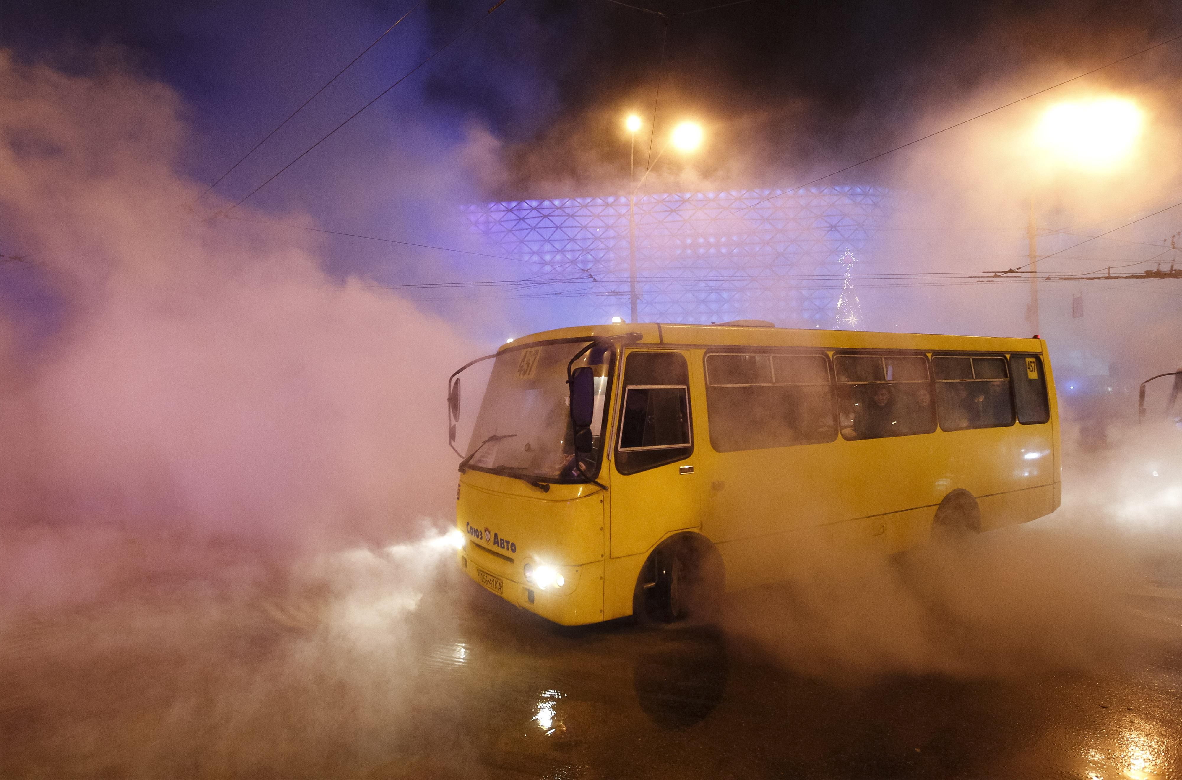 В Черновцах во время движения отлетело колесо маршрутки: пострадала женщина