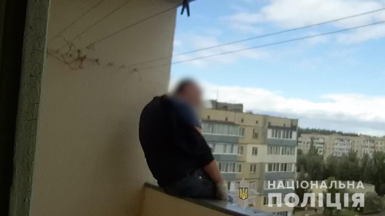 На Киевщине житель дома хотел прыгнуть с балкона 9 этажа: видео с места