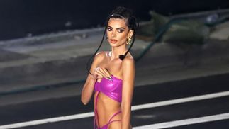 Эмили Ратаковски дефилировала по ночному Лос-Анджелесу на показе Savage X Fenty: яркие фото