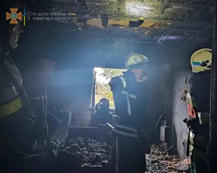 На Львівщини полум'я ледь не знищило житловий будинок: пожежу гасили 10 рятувальників