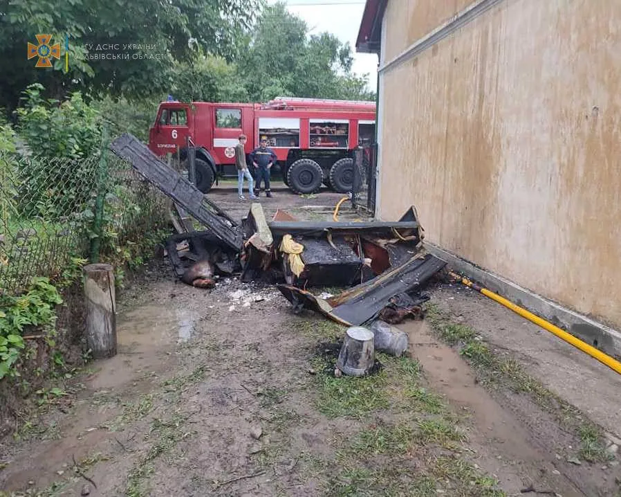 На Львівщини полум'я ледь не знищило житловий будинок: пожежу гасили 10 рятувальників