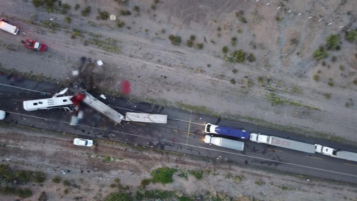 16 загиблих, десятки постраждалих: у Мексиці зіткнулися вантажівка та автобус - 24 Канал 16 загиблих, десятки постраждалих: у Мексиці зіткнулися вантажівка та автобус - 24 Канал