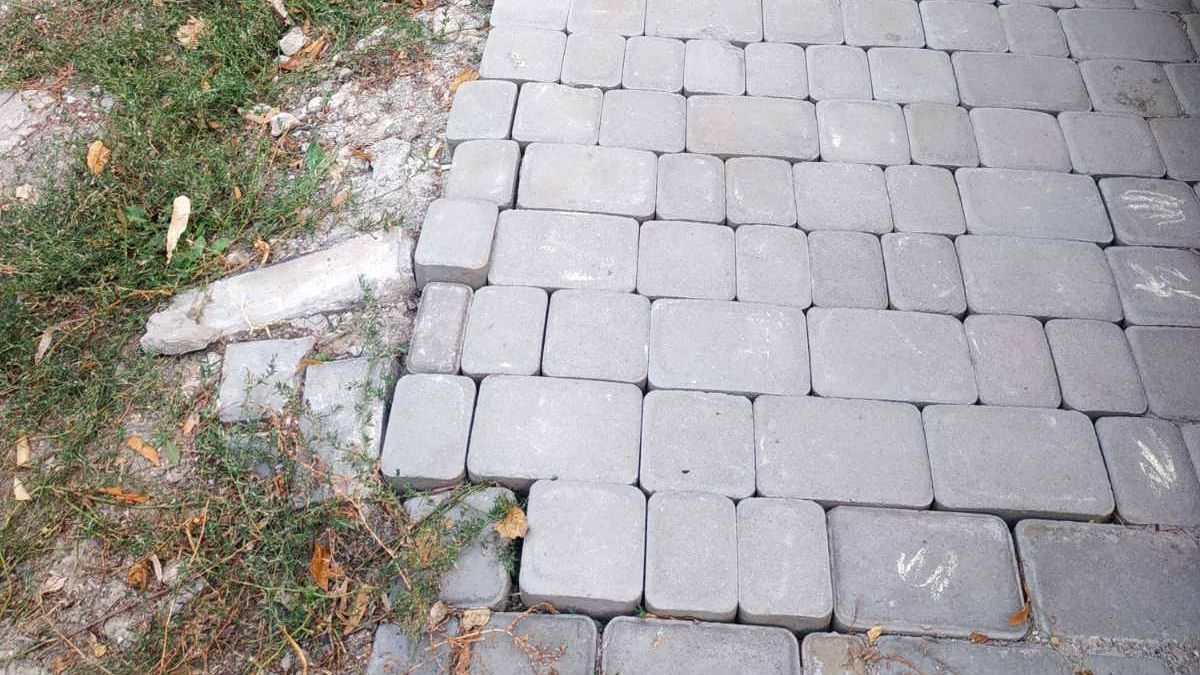 Проснулась совесть: днепрянин долго воровал мостовую, а затем вернул ее на место Проснулась совесть: днепрянин долго воровал мостовую, а затем вернул ее на место