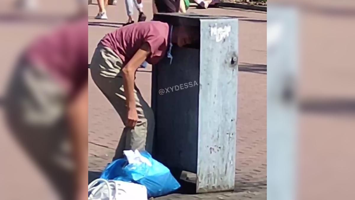 Голова одеситки застрягла в смітнику: знадобилися рятувальники – відео цієї невдачі - 24 Канал