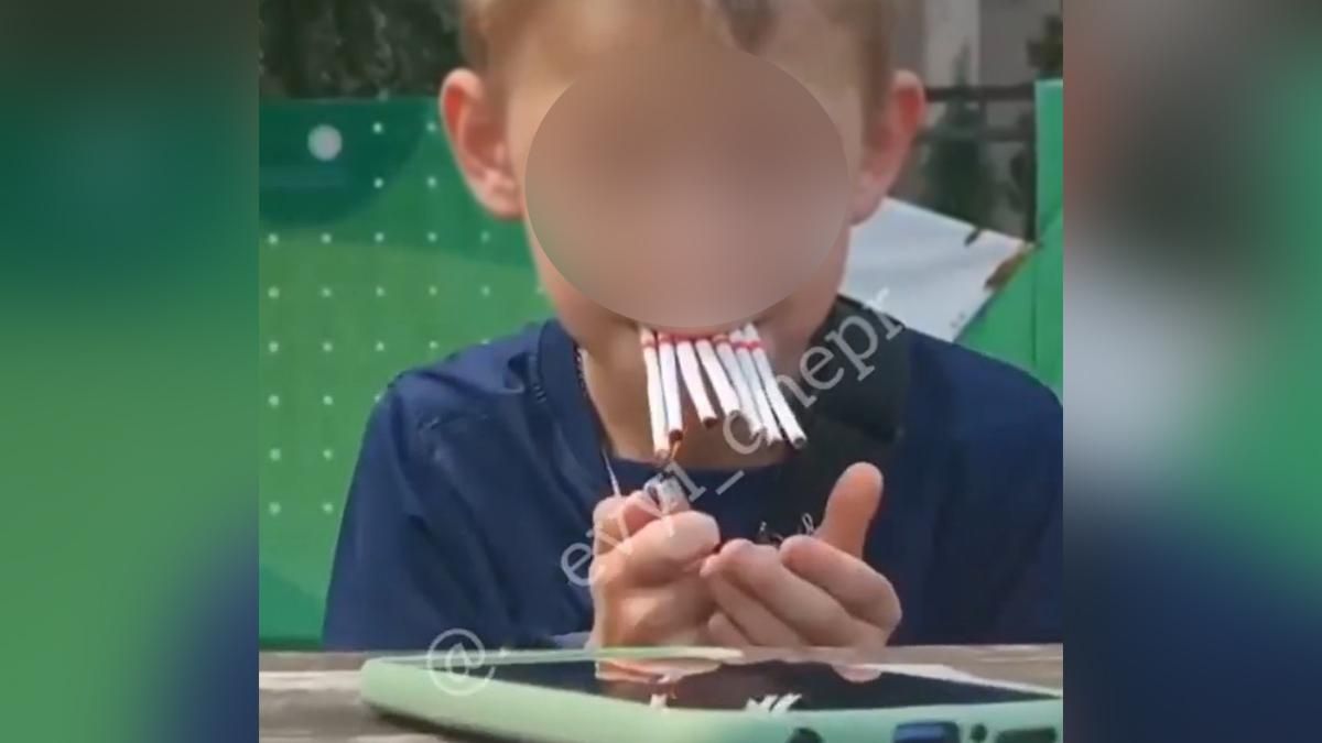 Пытался подкурить полпачки: сеть возмутило видео школьника из Днепра Пытался подкурить полпачки: сеть возмутило видео школьника из Днепра