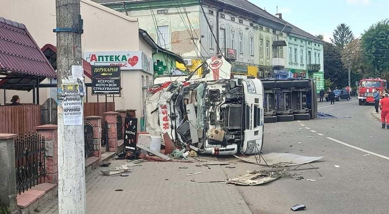На Львовщине произошло жуткое ДТП: фура разбила магазин, есть погибшие 