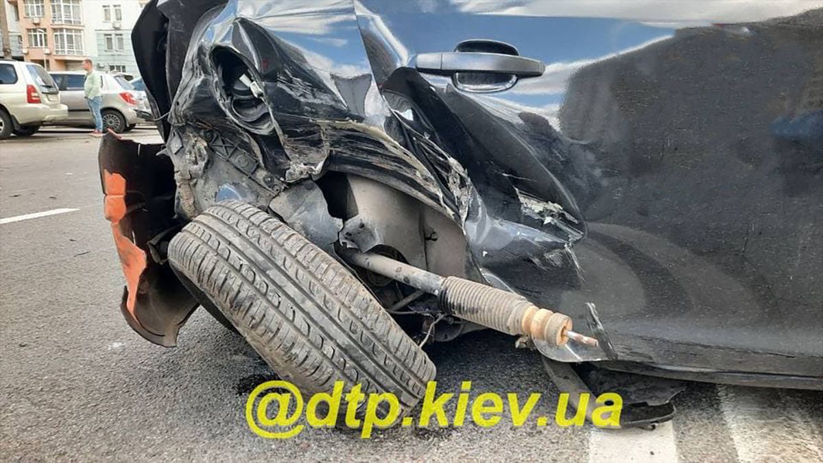 В Киеве пьяный водитель протаранил несколько авто и пошел в кафе: есть пострадавшие – фото 
