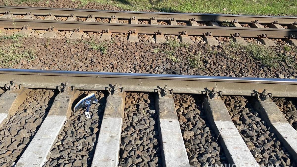 Под Киевом поезд насмерть сбил подростка, переходившего железную дорогу в наушниках: жуткие фото Под Киевом поезд насмерть сбил подростка, переходившего железную дорогу в наушниках: жуткие фото