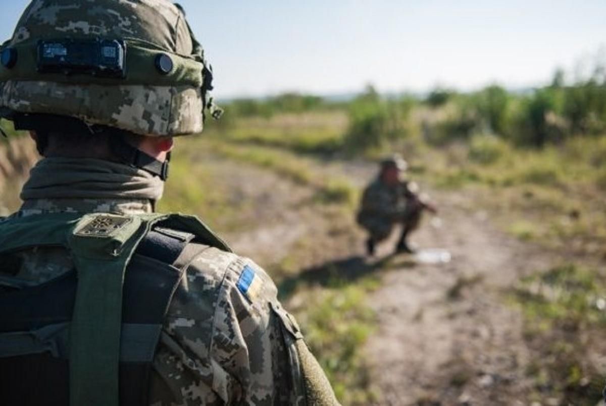 Бойовики на Донбасі важко поранили українського захисника - новини ООС - 24 Канал