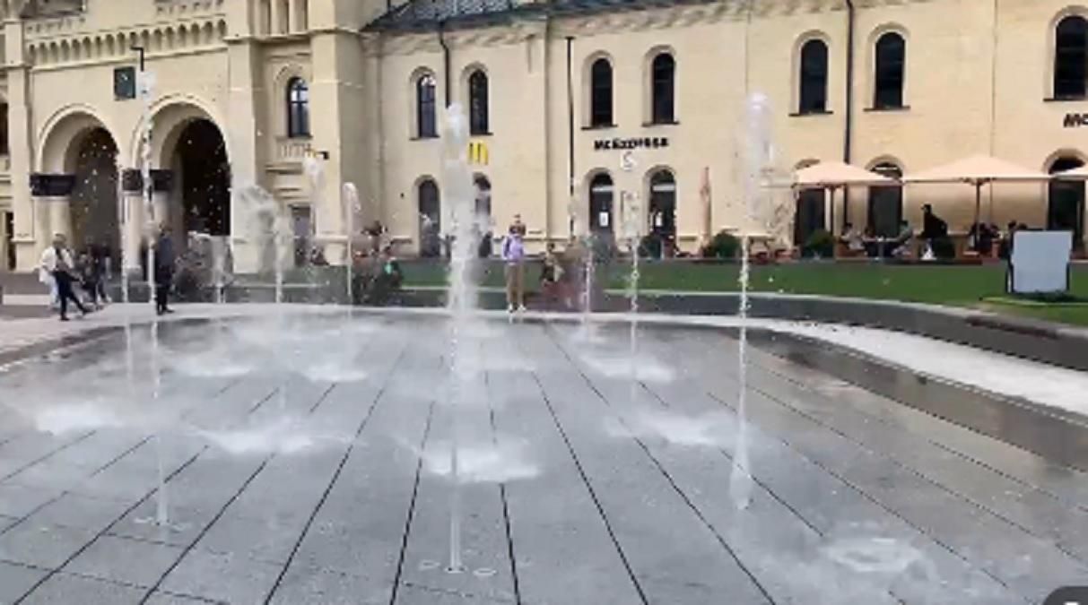 На Арсенальной площади Киева восстановили фонтан, в который провалился грузовик На Арсенальной площади Киева восстановили фонтан, в который провалился грузовик