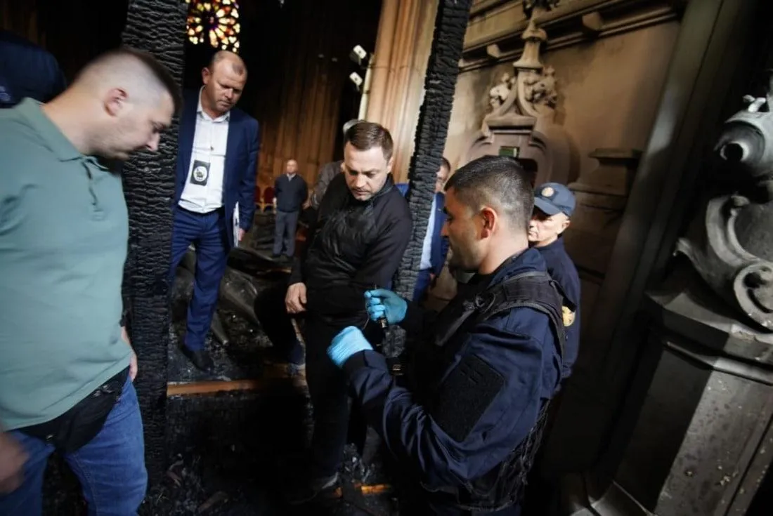 Монастирський оглянув костел святого Миколая після пожежі Монастирський оглянув костел святого Миколая після пожежі