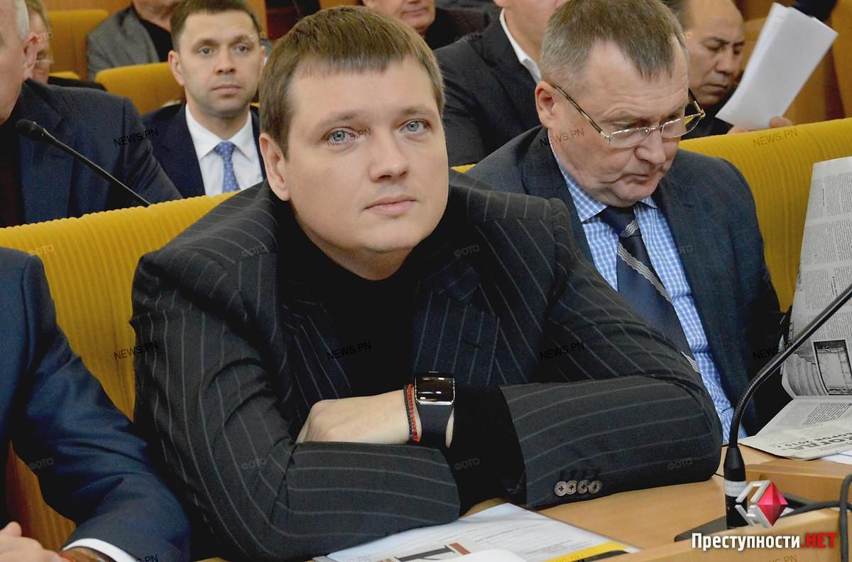 Брат Власенко, подозреваемый в хищении более чем 70 миллионов, продолжает работать