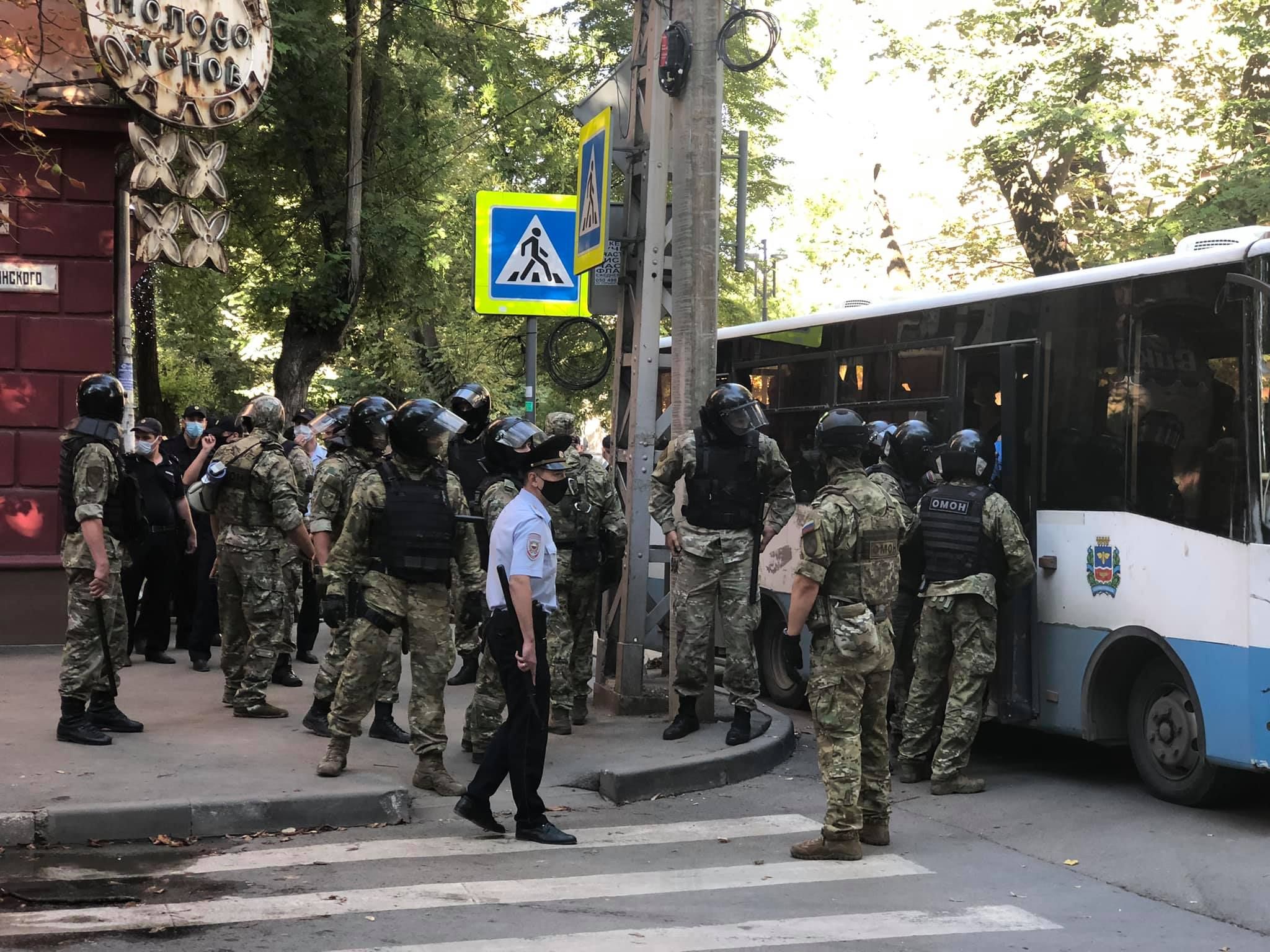 Ориентировочно 40 задержанных: крымские татары вышли на протест под ФСБ в оккупированном Крыму
