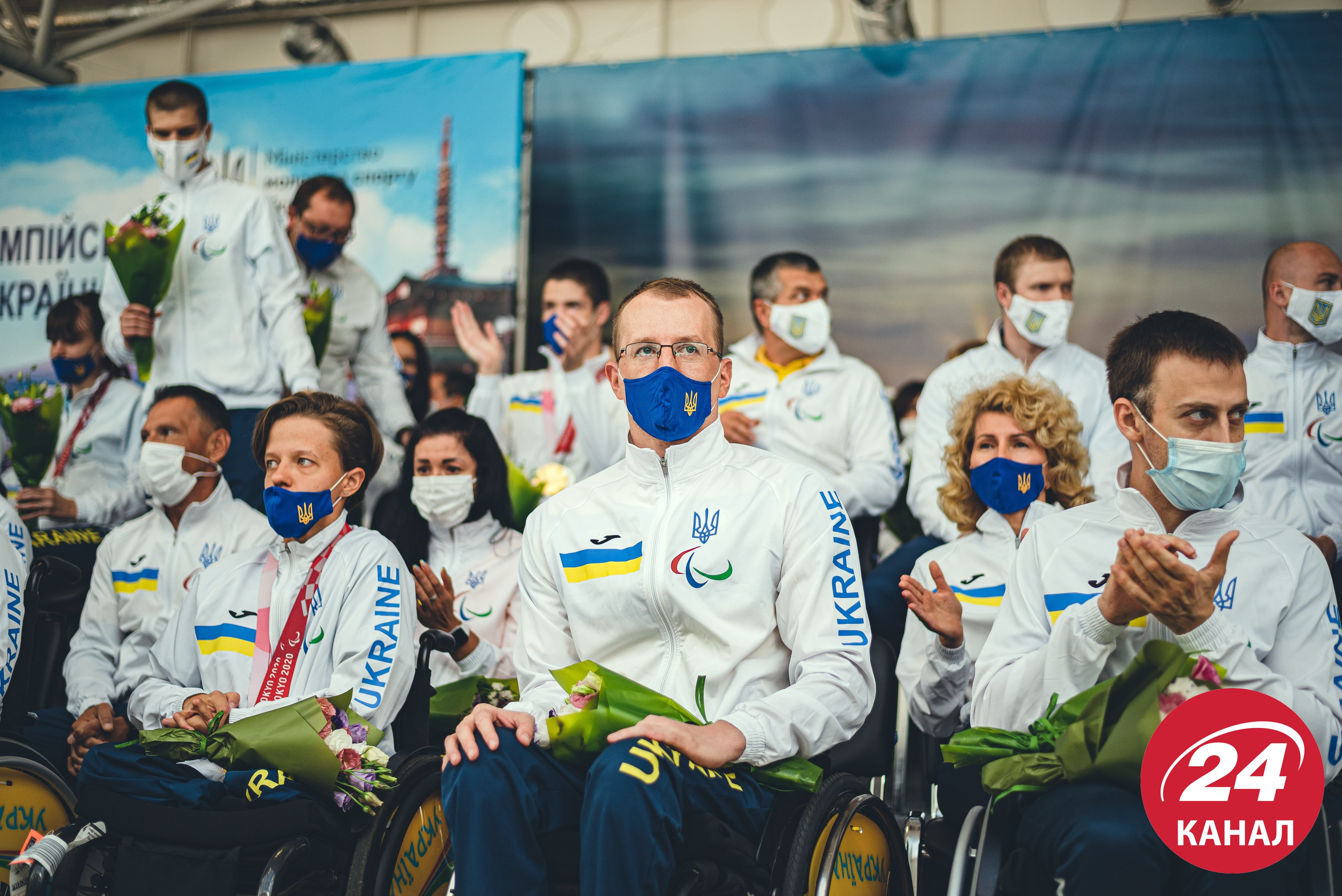 З квітами та обіймами: у Києві тепло зустріли українських паралімпійців – зворушливі фото