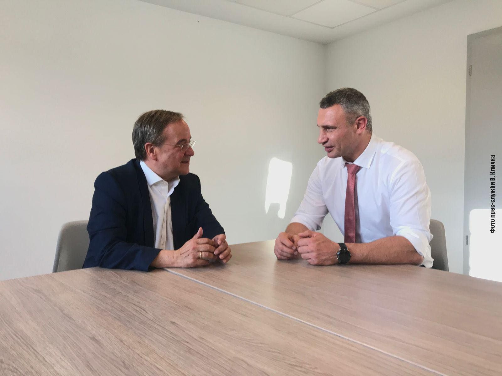 Віталій Кличко зустрівся з Арміном Лашетом: говорили про захист від Росії та "Північний потік-2" - 24 Канал Віталій Кличко зустрівся з Арміном Лашетом: говорили про захист від Росії та "Північний потік-2" - 24 Канал