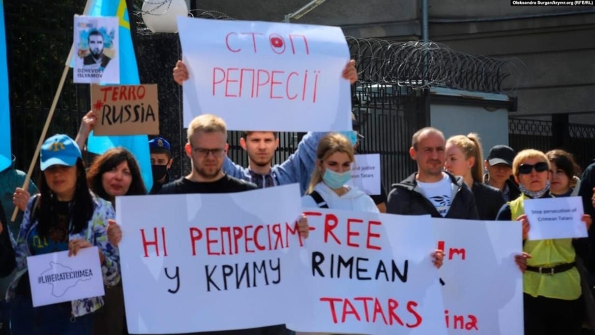 "Путин – убийца": в Киеве под посольством России – акция в поддержку задержанных крымских татар