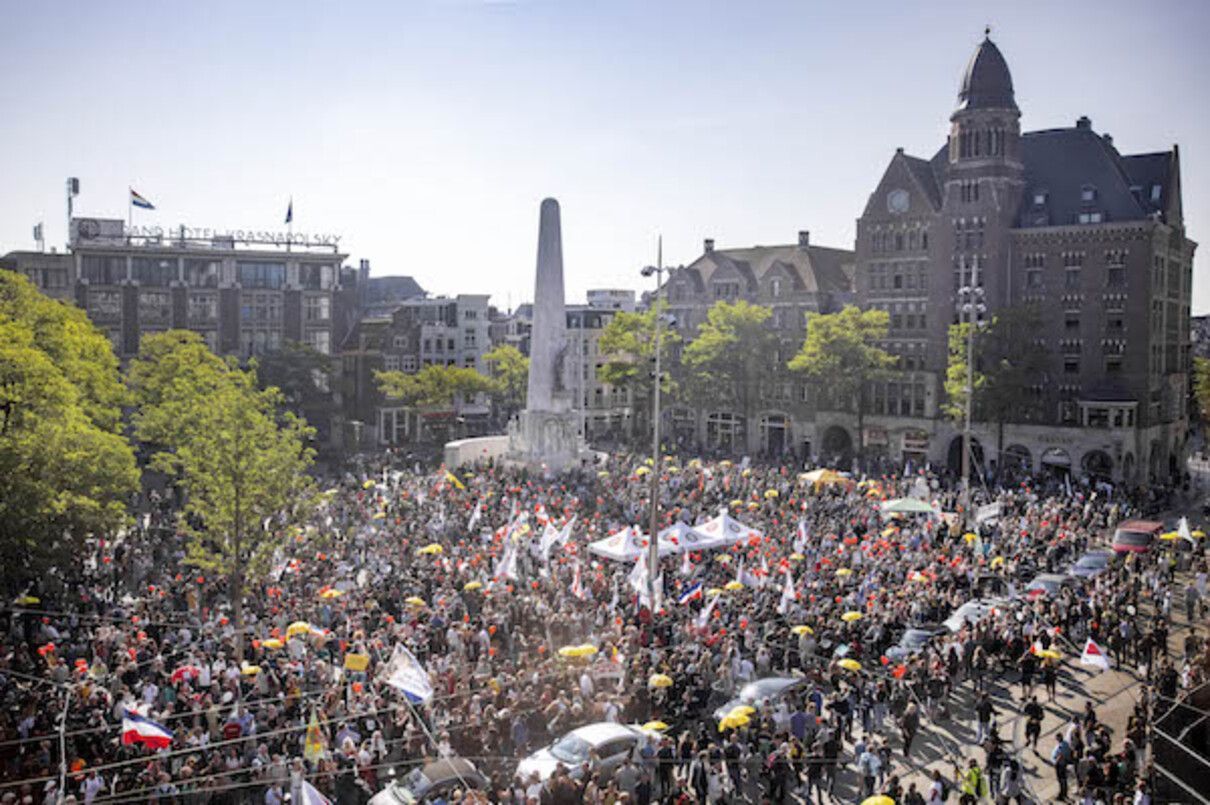 В Амстердаме протесты против коронавирусных ограничений: пришли десятки тысяч людей