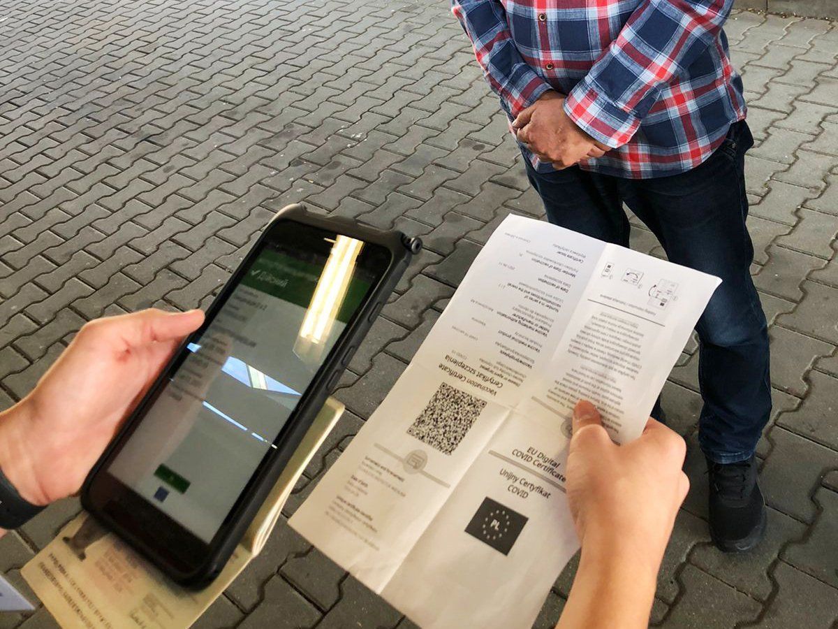 Лотерея на границе: волынские пограничники выявляют украинцев с фальшивыми COVID-сертификатами