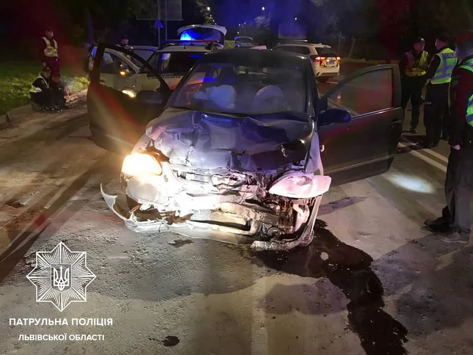 У Львові п'яний водій, втікаючи від поліції, влетів в авто патрульних